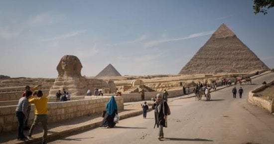 احذر.. التعرض للسائحين يعرضك للحبس والغرامة بالقانون