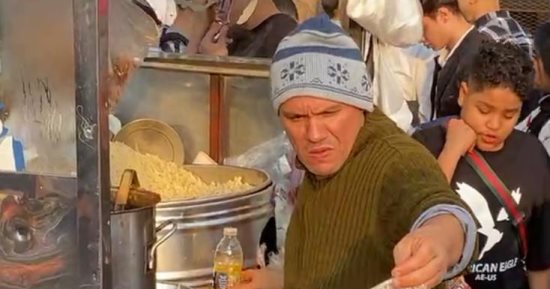 الفطار الرسمى أول أيام العيد.. ضرب نار على الكشرى بمصر القديمة.. فيديو