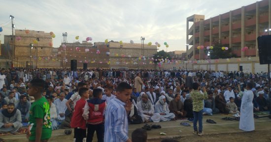 البلد تحتشد فى مركز شباب قرية ريدة بالمنيا احتفالا بعيد الفطر.. فيديو