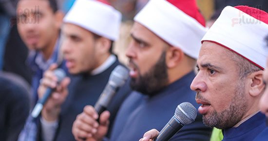 الآلاف يؤدون صلاة عيد الفطر المبارك بمسجد الإمام الحسين