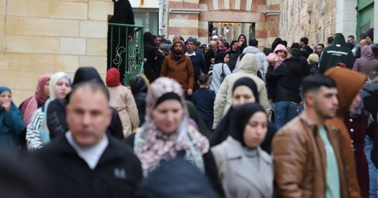 الفلسطينيون يتحدون حرب الإبادة والحصار.. صلاة العيد فى غزة على أنقاض المساجد وفي مدارس الإيواء..  5 آلاف مصلى في الحرم الإبراهيمي وأكثر من 60 ألفا في الأقصى.. والفعاليات تقتصر على الشعائر الدينية فقط.. صور