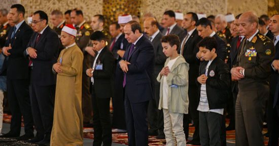 الرئيس السيسي يؤدى صلاة عيد الفطر فى مسجد مصر بالعاصمة الإدارية.. ويصافح المصلين ويبادلهم التهنئة.. شيخ الأزهر ورئيس الوزراء أبرز الحضور.. وخطيب العيد: أتت شمس العيد محملة بالأمل.. وهنيئا لمن قبل الله صيامه