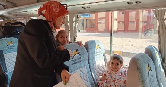 توزيع الهدايا والألعاب وكعك العيد على الفلسطينيين بحى السبيل بالعريش