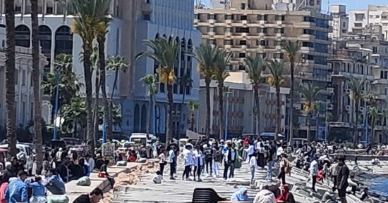 المواطنون يستمتعون بالطقس المشمس ثانى أيام عيد الفطر المبارك على كورنيش الإسكندرية