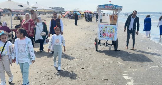 "العيد فرحة" .. الآلاف يحتفلون بثالث أيام عيد الفطر على شواطئ بورسعيد