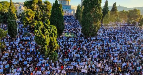 30 ألفا يؤدون صلاة الجمعة بالمسجد الأقصى