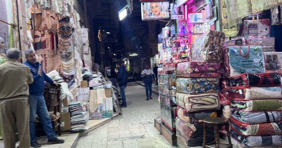 حكاية "زنقة الستات" بالإسكندرية.. أشهر سوق شعبى منذ العصر القديم.. لمع اسمه فى السينما بسبب ريا وسكينة.. والأساطير تؤكد استقطابهما للضحايا داخله.. وخبير أثرى: سبب التسمية بيع مستلزمات السيدات داخل الأزقة.. صور