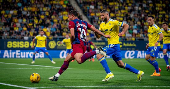 برشلونة يحسم مواجهة قادش بهدف خرافي ويواصل ملاحقة ريال مدريد.. فيديو