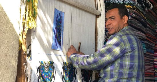 مبدع فى عالم السجاد.. سعيد محمد 36 عاما يغزل خيوط النول يدويا: "كل ما السجاد اليدوى بيقدم ثمنه بيزيد".. السجاد اليدوى يتميز بالجودة.. متر الحرير الطبيعى يصل سعره لـ20 ألف جنيه.. وسقارة تشتهر بالشغل الفرعونى