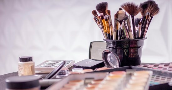 اعرفي لون ظلال العيون المناسب حسب لون بشرتك.. لمكياج مثالي