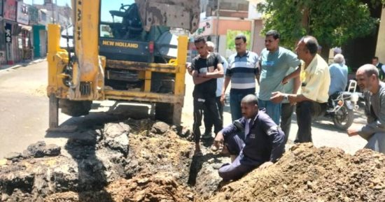 إعادة ضخ المياه بعد إصلاح كسر فى خط رئيسى بكوم أمبو فى أسوان