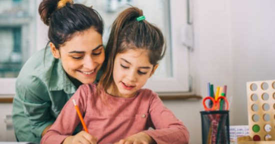 5 نصائح للآباء لمساعدة أبنائهم على النجاح الدراسي.. الاستماع الفعال مهم