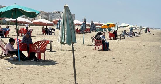 يا جمالك يا بورسعيد.. توافد الأسر على الشواطئ للاستمتاع بالبحر.. فيديو وصور