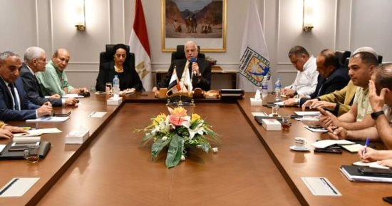 محافظ جنوب سيناء يبحث مع المجموعة الاقتصادية عددا من الموضوعات المالية