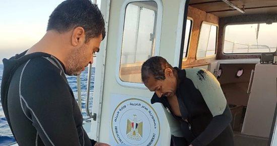وزيرة البيئة: التحفظ على السفينة الدولية الجانحة بخليج العقبة بعد خروجها.. صور