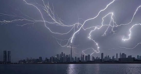 برق ورعد وتحول النهار لليل.. مشاهد من أمطار غزيرة على الإمارات "فيديو" - اليوم السابع