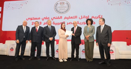 وزير التعليم يكرم 30 خريجا من أوائل المدارس الفنية المختلفة.. صور