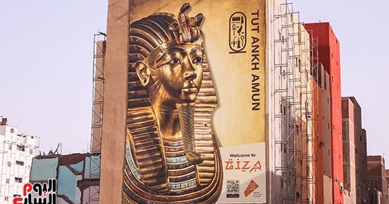 أعمال تشكيل الهوية البصرية على الطريق الدائرى قبل افتتاح المتحف الكبير.. فيديو