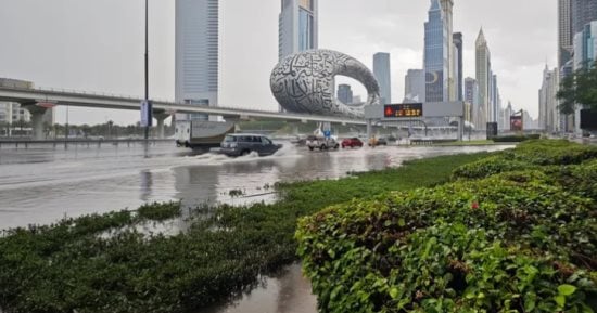 Les Émirats arabes unis connaissent les plus grandes quantités de pluie de leur histoire depuis 75 ans. Vidéo