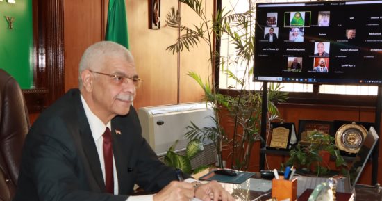 رئيس جامعة المنوفية يعقد اجتماعا افتراضيا بالعمداء لمتابعة انتظام الدراسة
