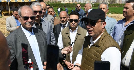 محافظ الفيوم يفتتح موسم حصاد القمح.. ويؤكد: منع تداوله بطرق غير رسمية