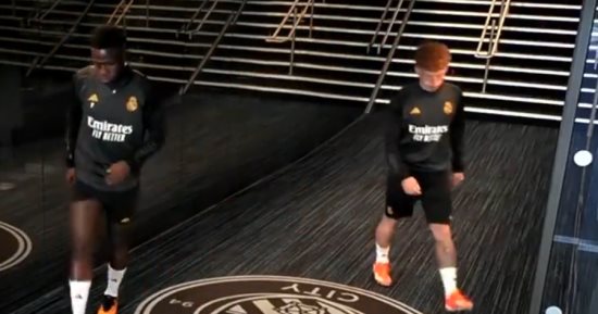 صورة لاعبو ريال مدريد يتجنبون المشى فوق شعار مان سيتى.. فيديو