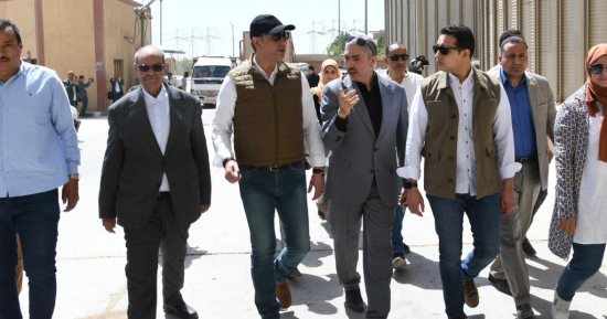 محافظ الفيوم يتفقد صوامع تخزين الغلال بطامية.. صور