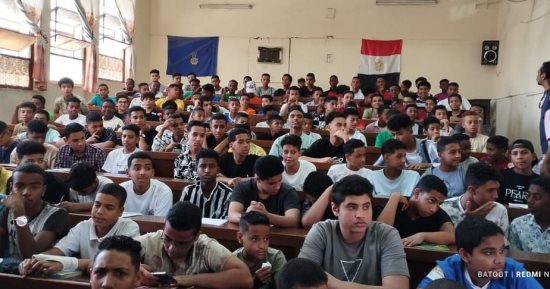 المئات من طلبة الشهادة الإعدادية يحضرون المراجعات النهائية المجانية.. صور