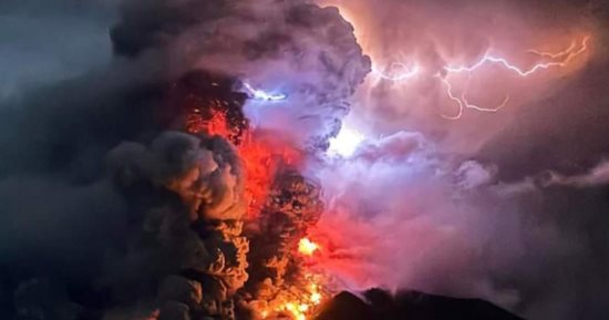 ثوران بركانى بإندونيسيا يطلق الحمم والرماد لارتفاع أكثر من 70 ألف قدم.. صور