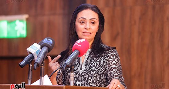 رئيس المجلس القومى للمرأة ومحافظ أسوان يتفقدان نموذج المحاكاة البنكي