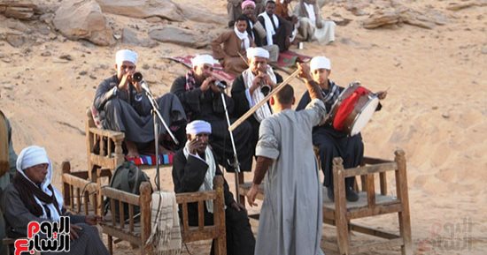 "العصاية" تحدى فرسان القبائل فى الصعيد.. "شعبان" عمدة اللعبة يمارسها قبل 60 سنة وواجه أكثر من ألف منافس.. و"عيد وعايد" شقيقان يصعب منافستهما فى التحطيب.. ويؤكد: المنافسة قد تستمر ساعة متواصلة.. صور