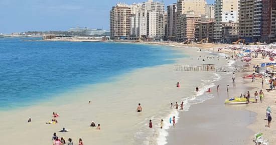البحر لونه اتغير.. اضطرابات في شواطئ الإسكندرية وتحذير من تيارات السحب