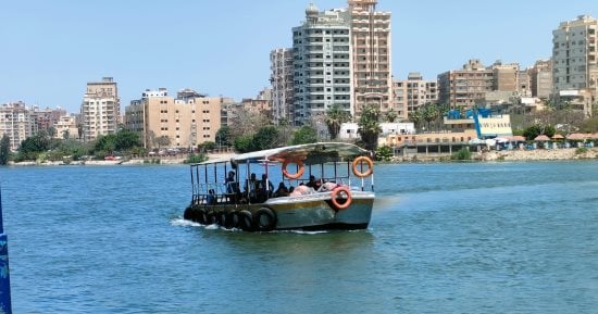معدية النقل النهرى فى زفتى بالغربية.. عشرات السنوات فى خدمة الركاب.. تربط بين محافظتى الغربية والدقهلية.. يستقلها مئات الطلاب والأهالى يومياً.. ولجان دورية من هيئة النقل النهرى للتأكد من سلامتها.. صور 