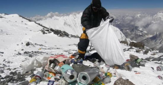 نيبال تطلق مشروعا لإزالة جثث المتسلقين وأطنان من القمامة أعلى قمة جبل إيفرست