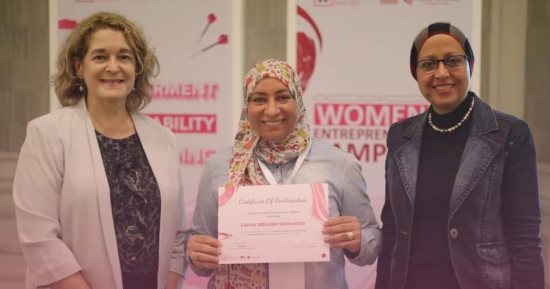 أستاذة بجامعة بنى سويف تحصد الجائزة الدولية لبرنامج woman of Africa