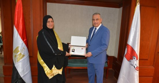 محافظ سوهاج يكرم 15 من الفائزين فى مسابقة الأم المثالية والأب المثالى.. صور