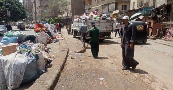محافظة الجيزة ترفع تراكمات القمامة من أمام شارع محمد متولى ببولاق