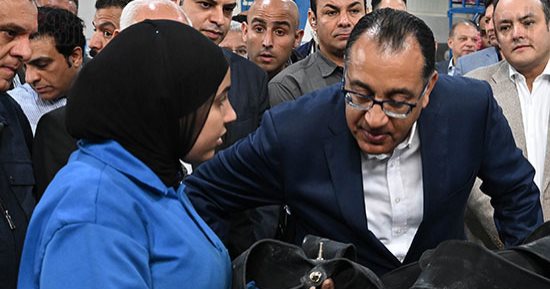 مدبولى يجرى حوارا وديا مع العاملات داخل مصنع لإطارات السيارات فى بورسعيد