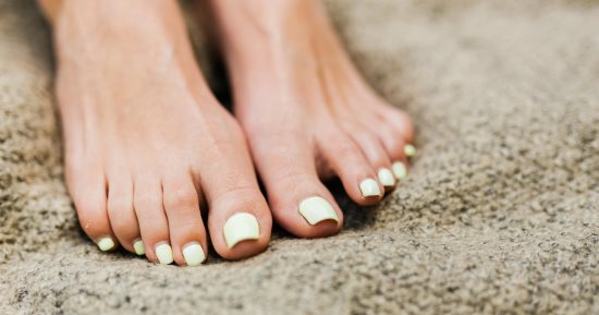 لو رجلك بتعرق كتير.. 5 طرق هتساعدك على التخلص من الرائحة الكريهة