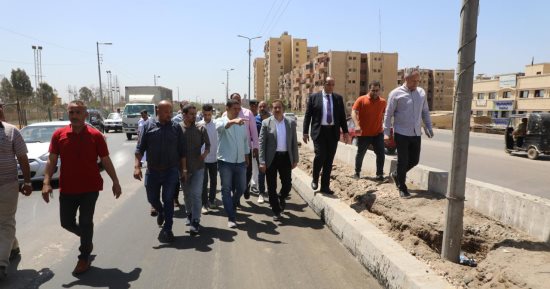محافظ المنوفية يتفقد رصف مدخل المنطقة الصناعية لدعم المستثمرين  