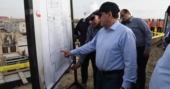 وزير البترول يتفقد الأعمال الإنشائية لمصنع السويس لمشتقات الميثانول بميناء دمياط