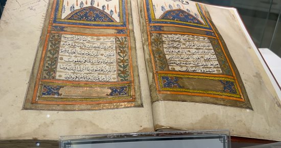 مجموعة من الكتب الدينية فى متحف جامعة الإسكندرية تحفة فنية.. أقدم نسخة للقرآن الكريم مكتوبة بخط اليد ونسخ مذهبة نادرة.. والمتحف مفتوح للطلاب للاطلاع والاستفادة.. وخطة لترميم باقى المقتنيات على مراحل.. صور