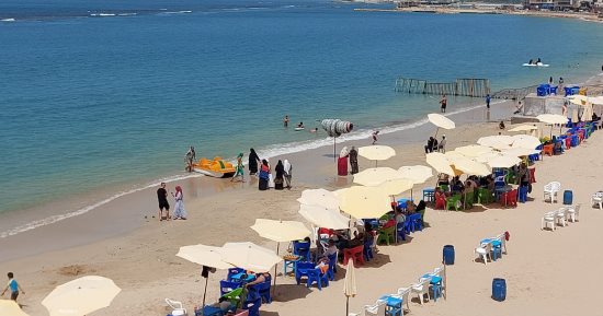 نوة "الخماسين" تضرب الإسكندرية برياح ساخنة.. درجة الحرارة تصل 35 فى الذروة الأربعاء.. الأهالى يهربون من الحر إلى الشواطئ.. ويقبلون على ركوب البدلات والألعاب المائية فى الموجة الحارة.. فيديو وصور