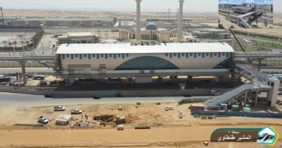 القطار الكهربائى يسير بدون سائق لأول مرة فى مصر.. مونوريل العاصمة الإدارية يبهر المارة بعد ارتفاع نسب التنفيذ تمهيدا للتشغيل.. يسير بسرعة 90 كم ويلتقى المترو بمحطة الاستاد والقطار الخفيف بالفنون والثقافة.. صور
