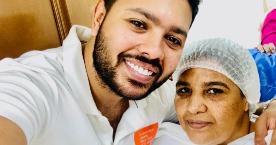 والدة محمد شاهين تجرى عملية والمطرب يطلب الدعاء من متابعيه