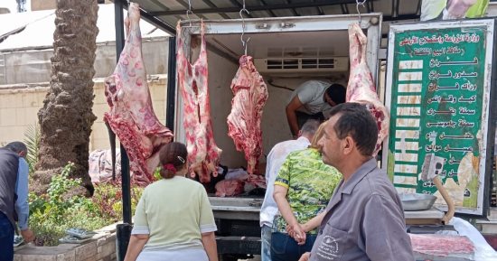 "خير مزارعنا لأهالينا" تشكيلة متنوعة من السلع الأساسية بالكنيسة.. صور