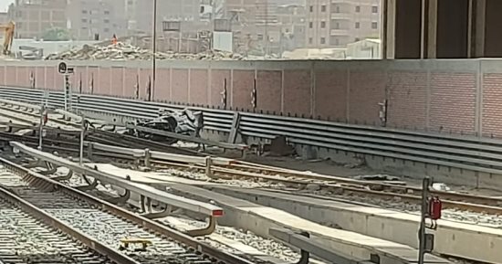 إصابة سائق بسبب سقوط سيارة من أعلى كوبرى على خط المترو بروض الفرج