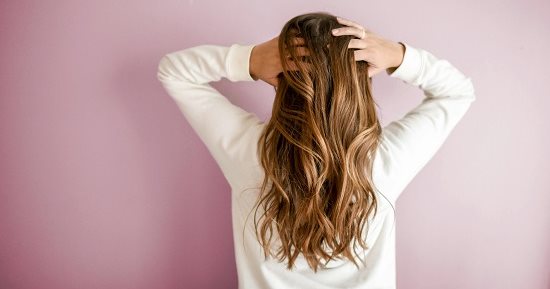 وصفات طبيعية لتنظيف فروة الرأس والتخلص من الجلد الميت.. خطوات بسيطة