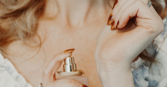 هل من الآمن تجربة تريند تيك توك الجديد لاستخدام العطر قبل النوم؟