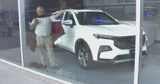 "العربية يا الفلوس".. أرجنتيني يتحصن داخل معرض سيارات للحصول على شاحنته